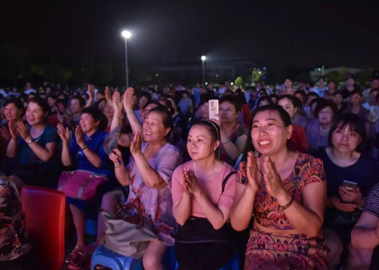 Kaiyun-Rookie在勇士比赛中出色防守，大比分获胜引发热议！观众掌声雷动(rookie最新官方消息)