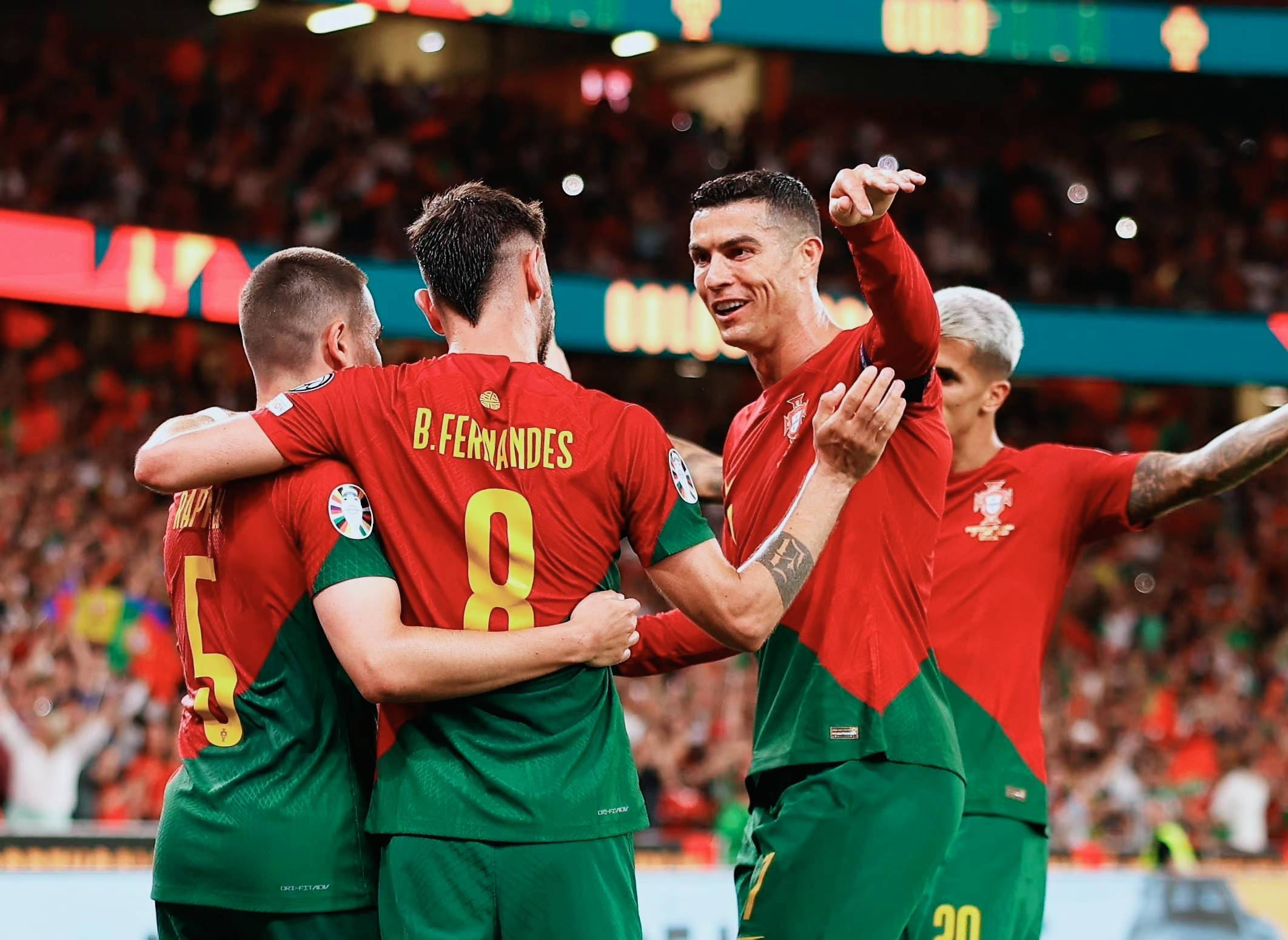 开云入口-关于C罗在日本队比赛中刷新纪录，大比分获胜引发热议！观众掌声雷动的信息