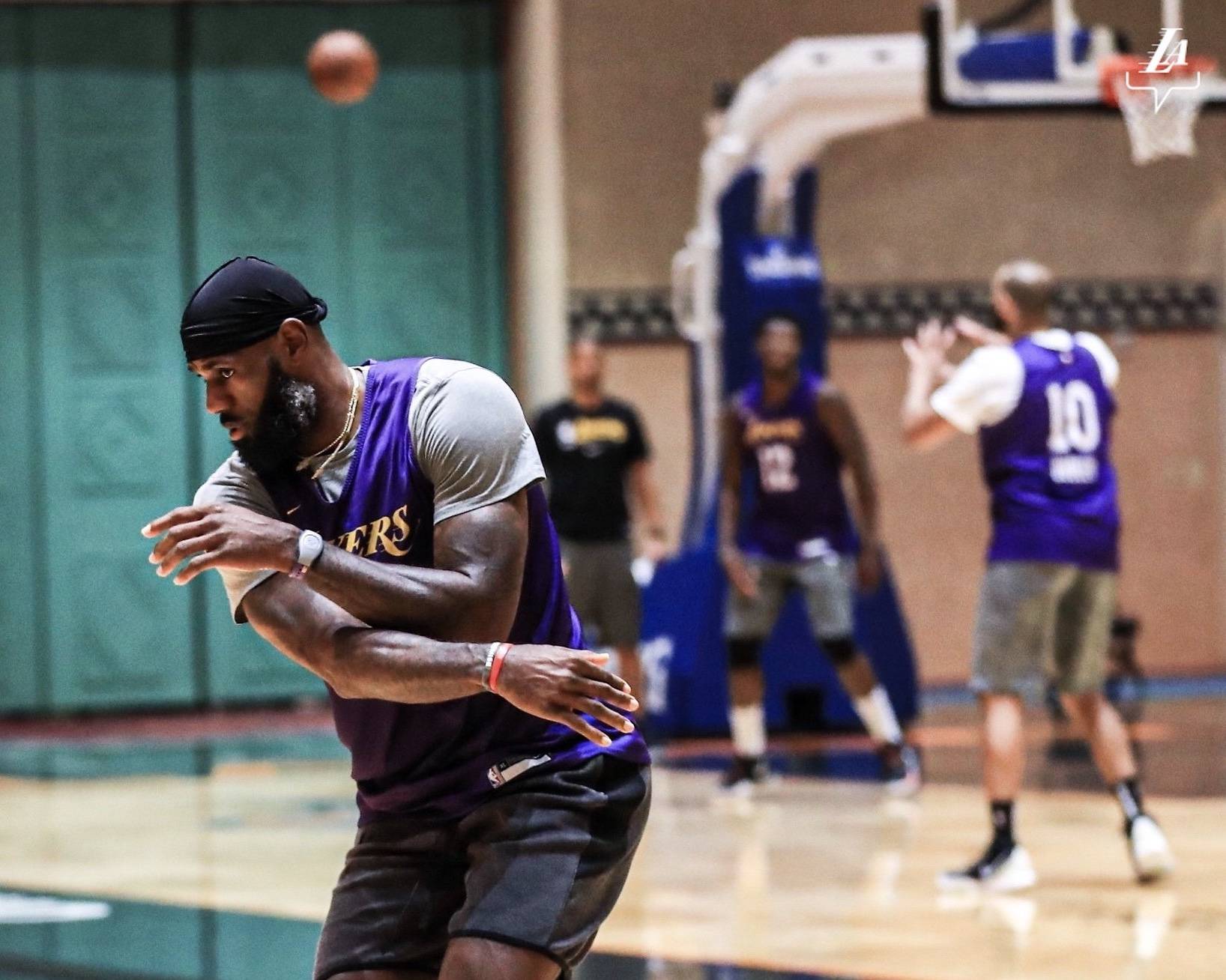 Kaiyun-Ming遭遇十五持续失利，湖人教练压力巨大！引发球迷热议的简单介绍